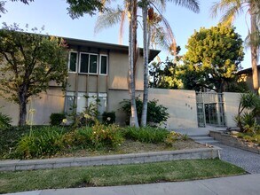 Building Photo - 370 Cliff Dr