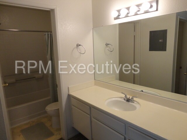 Building Photo - Nice 2 + 2 Dual Master Condo Newhall