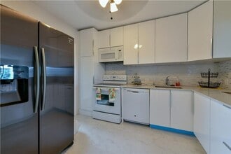 Building Photo - 2751 N Palm Aire Dr