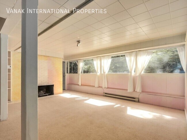 Photo du bâtiment - Prime Lynn Valley Corner Property, Ideal for Daycare/Group Childcare