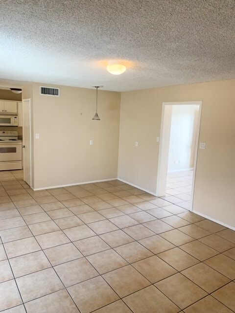 Building Photo - Spacious 2 Bedroom 2 Bathroom Home