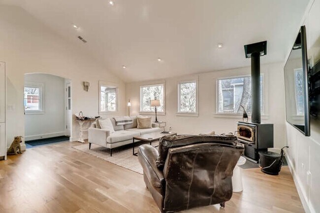 Building Photo - Stunning 3 bed/2 bath home in Highly Desir...