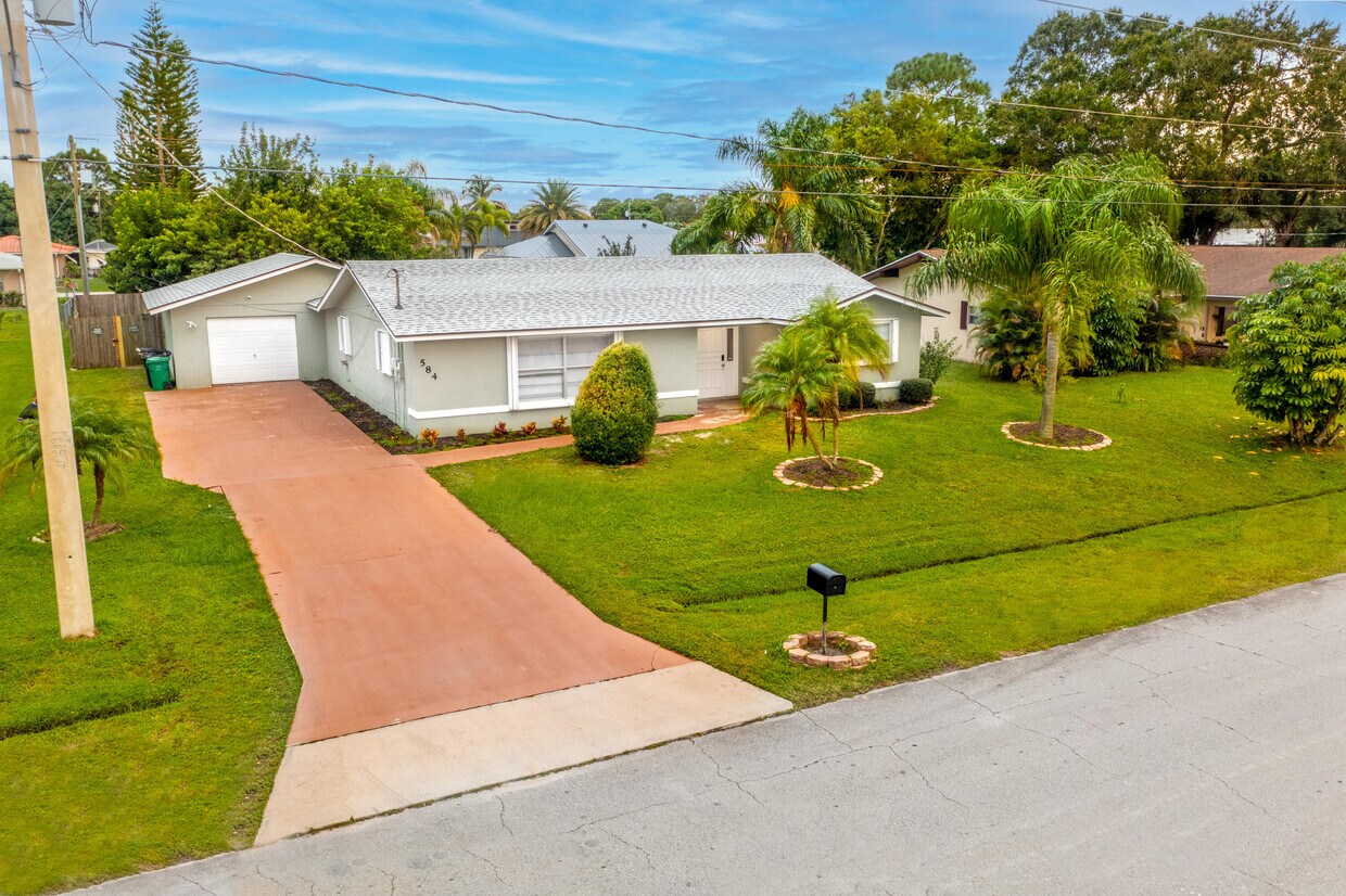 584 SE Greenway Terrace, Port St. Lucie, FL 34983 House Rental in