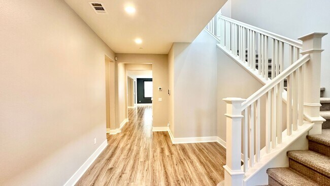 Foto del edificio - Beautiful Larger-Model Dream Home in the D...
