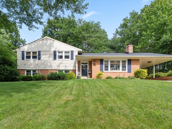 Foto del edificio - Beautifully Updated Home with Finished Lower Level, Fenced Yard & Exceptional Outdoor Living