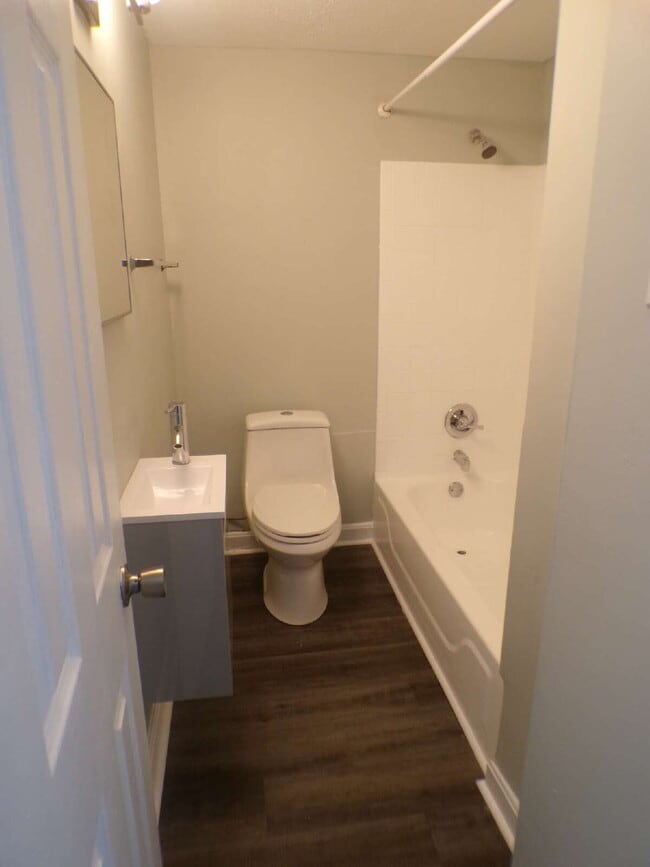 Foto del edificio - 2 bedroom 1 bath apartment near Church Hill Downs and University of Louisville, all utilities inc...
