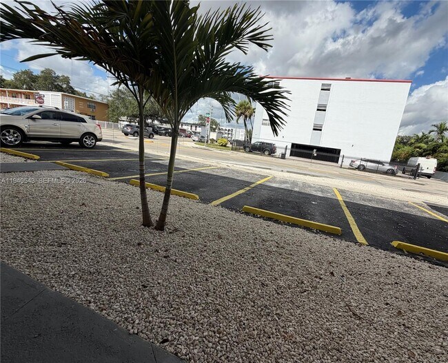 Foto del edificio - 600 NE 142nd St