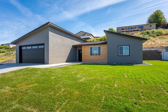 Building Photo - Brand New 3 Bed, 2 Bath Modern Home in Pel...