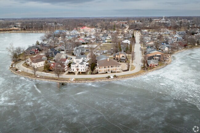 You can rent kayaks, longboards and paddleboards on Warsaw's lakes.