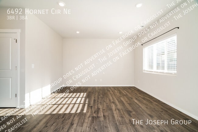 Foto del edificio - 6492 Hornet Cir NE