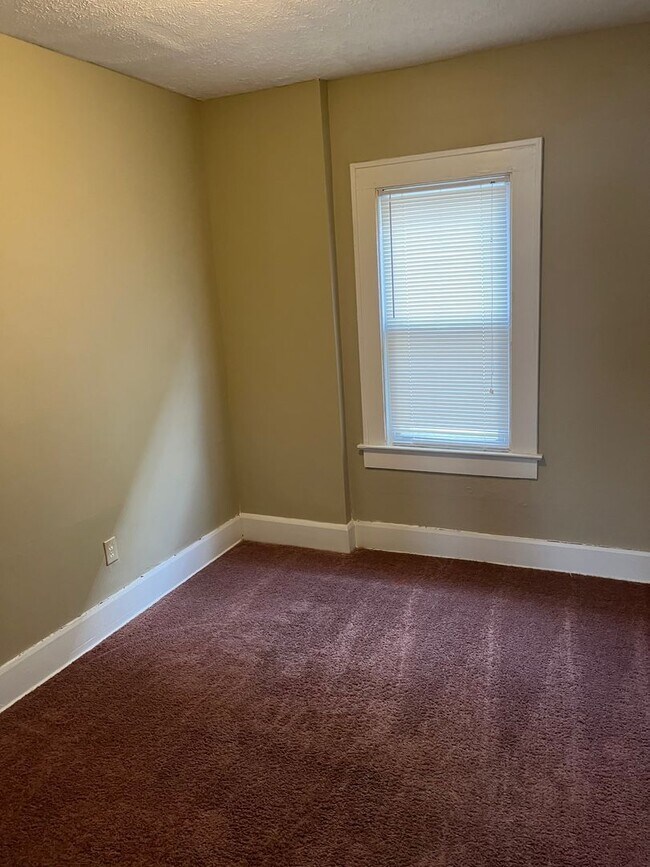 Building Photo - 5 Bedrooms & 2 Bathrooms near Highland Square