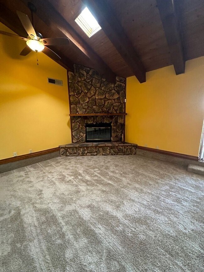 Foto del edificio - 1719 Regal Ridge St