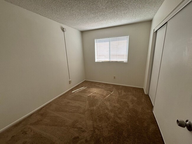 Building Photo - Modern and Spacious 3-Bedroom Townhome in ...