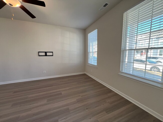 Foto del edificio - End unit townhome in the new Huntington Po...