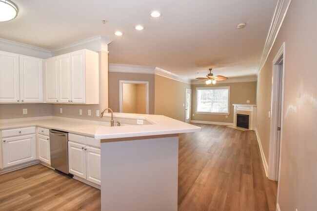 Foto del edificio - 1025 Riverland Woods Pl