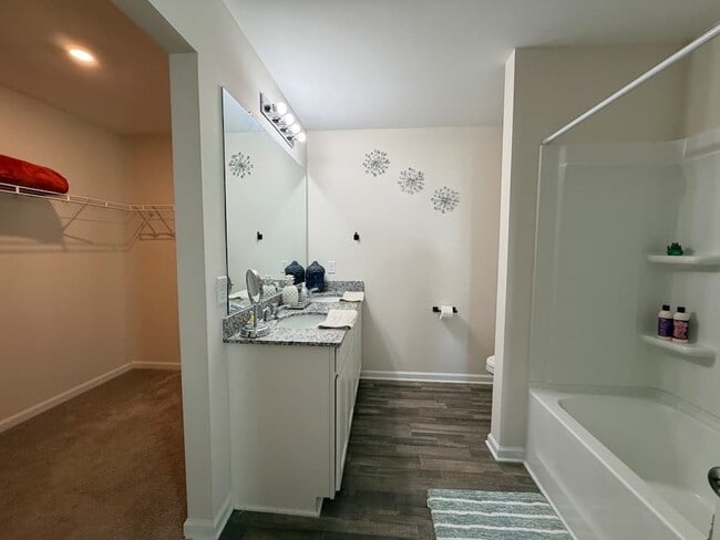 Foto del edificio - 301 Long Grove Ln