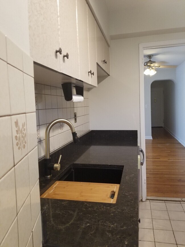 Foto del edificio - 920 Pelhamdale Ave
