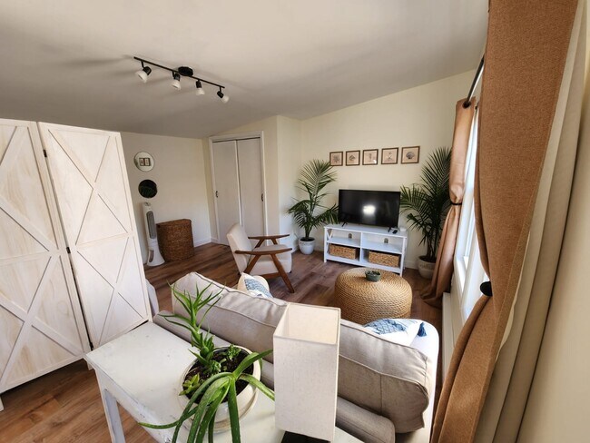 Foto del edificio - 815 E Curtis Ave