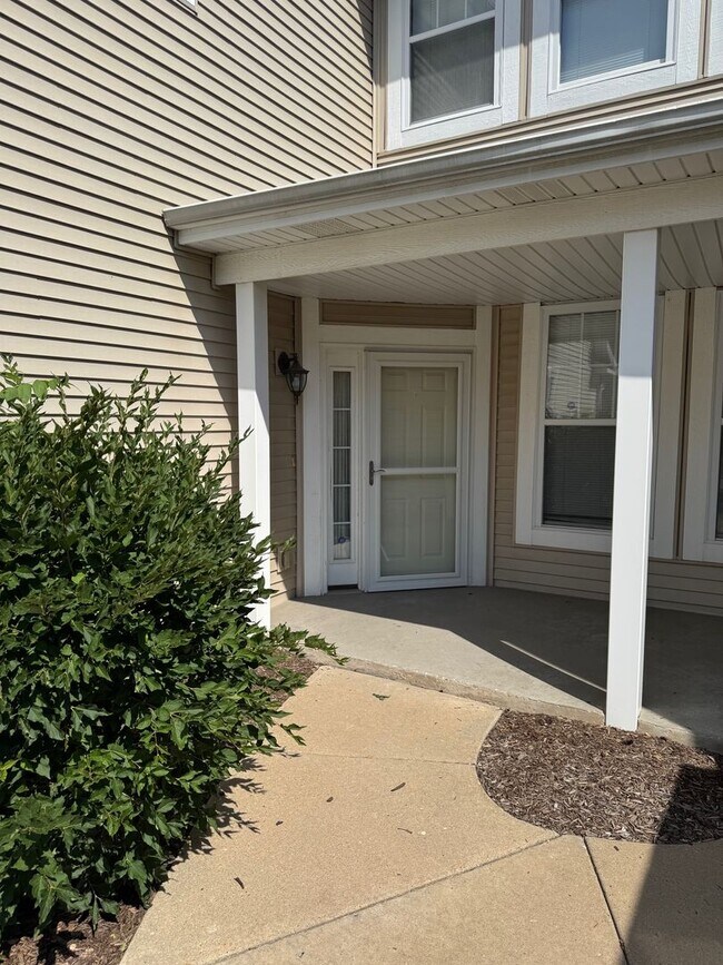 Foto del edificio - Two Bed, Two Bath, Two Car Garage Condo in...