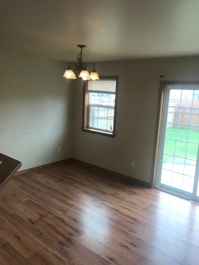 Building Photo - Spacious 4 Bedroom 2.5 Bath Home in River Rock