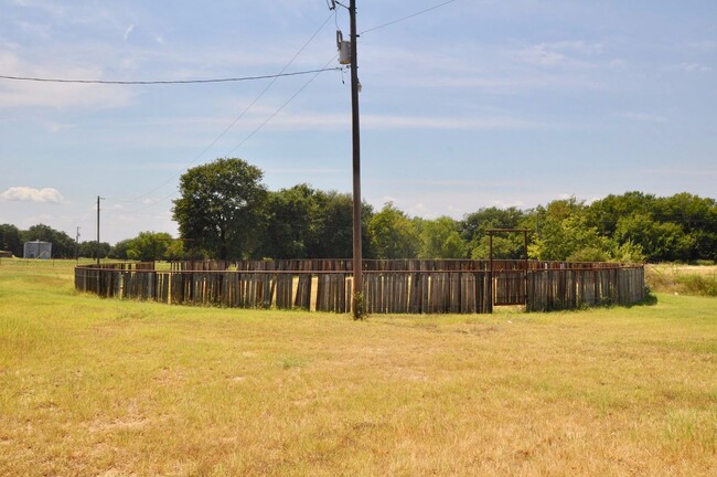 Foto del edificio - For Lease – Nice Horse Property - Texas St...
