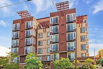 Building Photo - 124 Bellevue Ave E