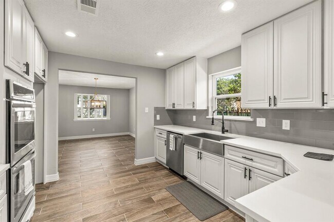 Building Photo - 8411 Academy St