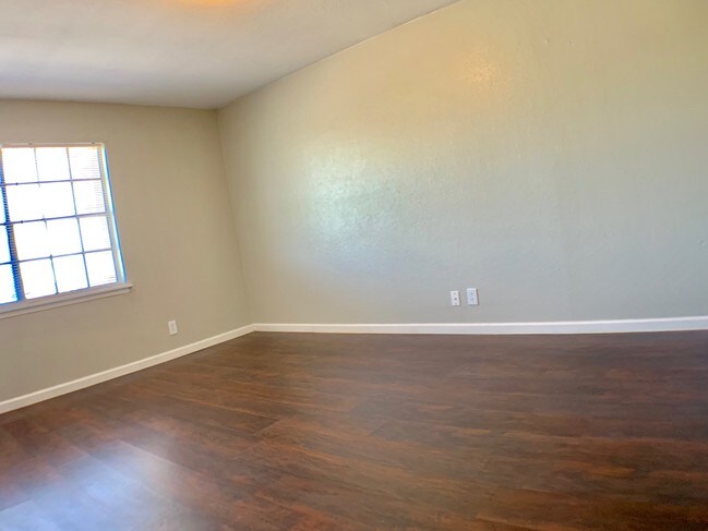 Building Photo - 3800 Englewood Cir
