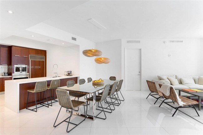 Foto del edificio - 15811 Collins Ave