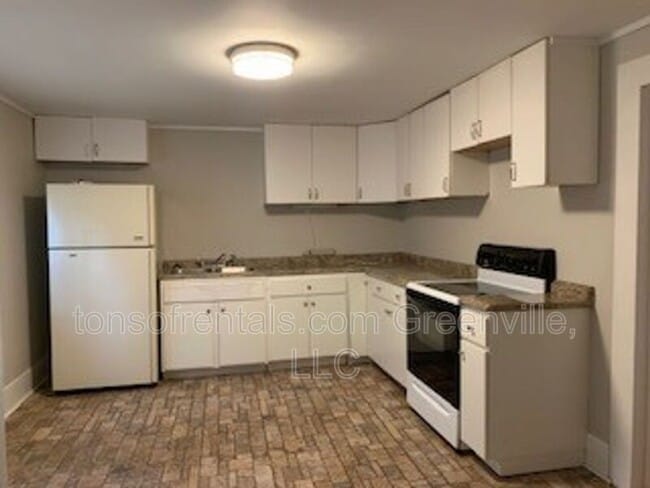 Building Photo - 9 E St