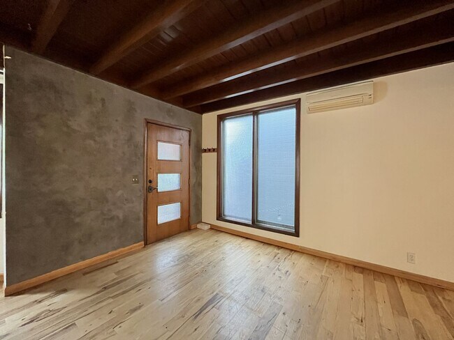 Foto del edificio - Large NW Portland Home Near Shops & Restaurants with Finished Basement & Bay Windows