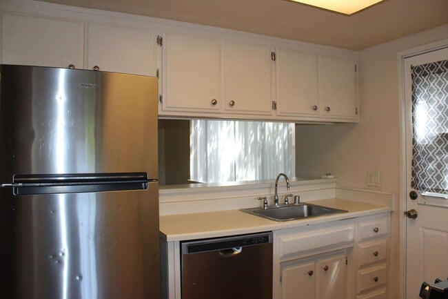 Building Photo - 2213 Roselake Ave