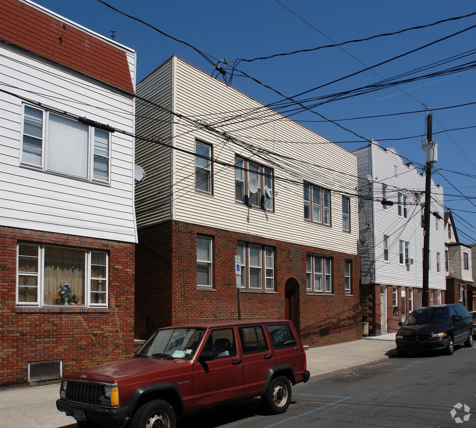 Building Photo - 157 W 20th St