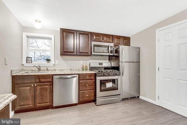 Foto del edificio - Recently renovated 3 bedroom with garage