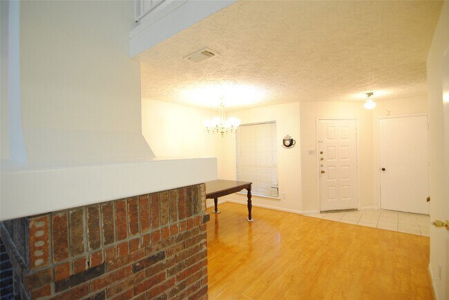 Foto del edificio - 43 E Park W Dr