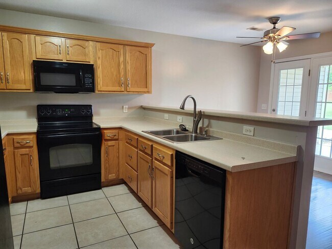 Building Photo - 2 bedroom 2 bath Condo located in East Ridge