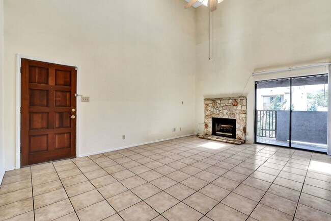 Foto del edificio - Stylish Two-Story Condo in the Heart of th...