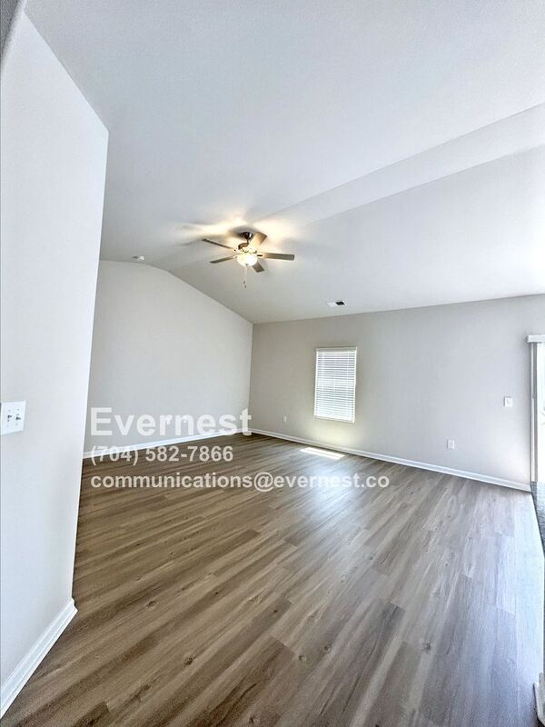 Foto del edificio - 221 Aniston Ln