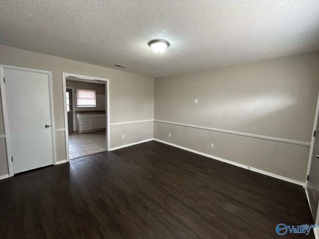 Building Photo - 3902 Buttercup Dr SW