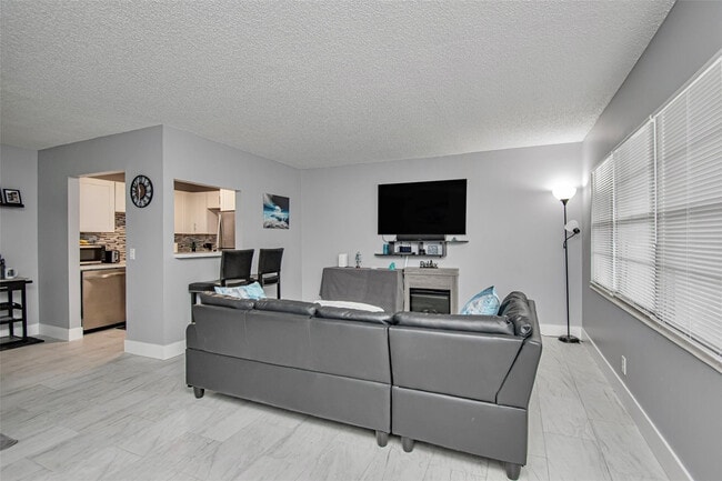 Building Photo - 436 Fanshaw K