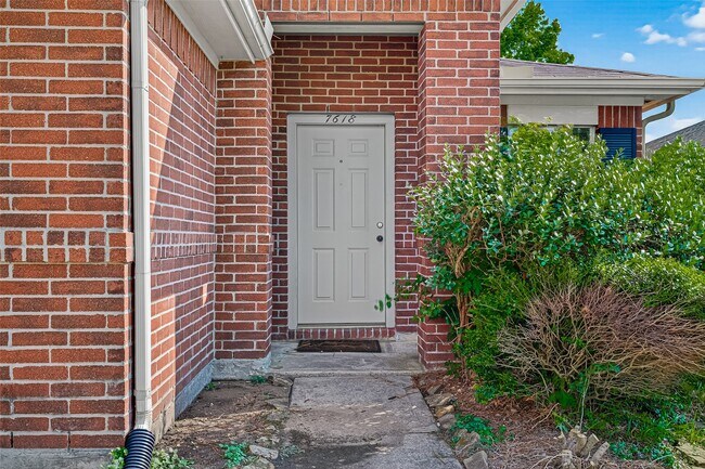 Foto del edificio - 7618 Village Mill Ln