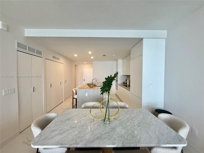 Foto del edificio - 700 NE 24th St