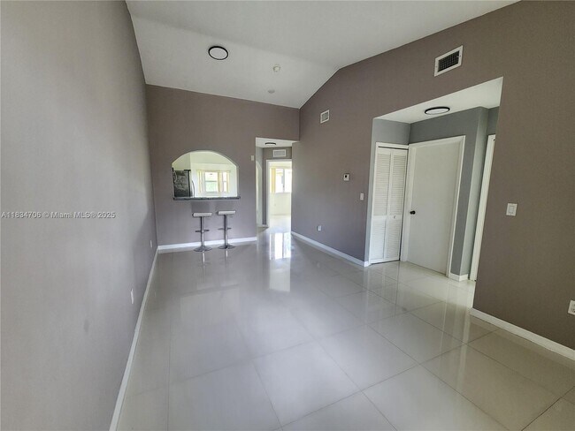 Foto del edificio - 3395 NE 9th Dr