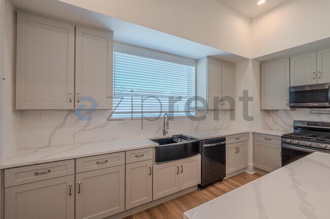 Building Photo - Unit Unit E