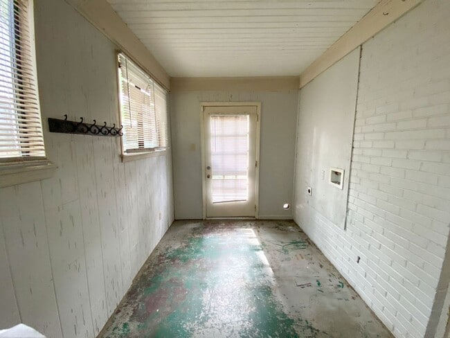 Building Photo - 3 bed, 1 bath by the University of Memphis