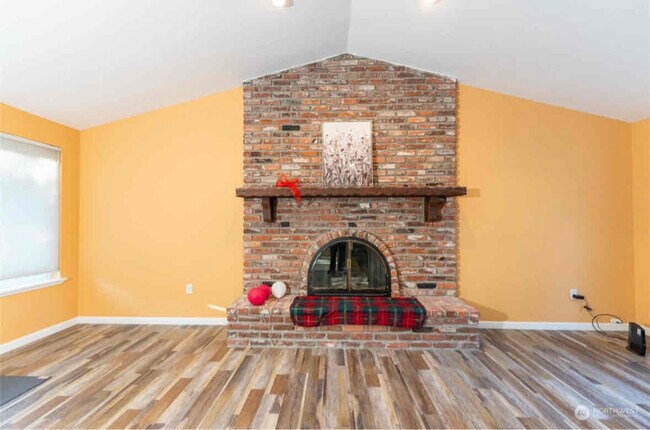 Building Photo - 7826 Emerald Dr SW
