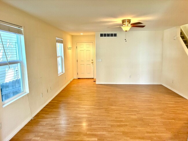 Building Photo - 3 Bedroom, 2.5 Bath Townhome with 2 Car At...