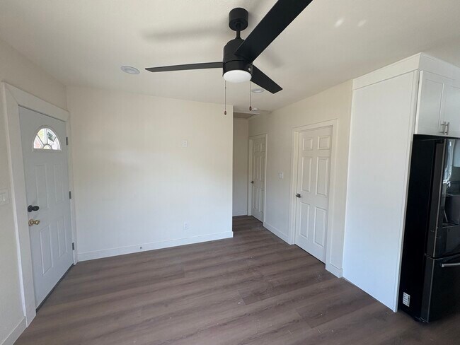 Foto del edificio - 124 E Cypress Ave
