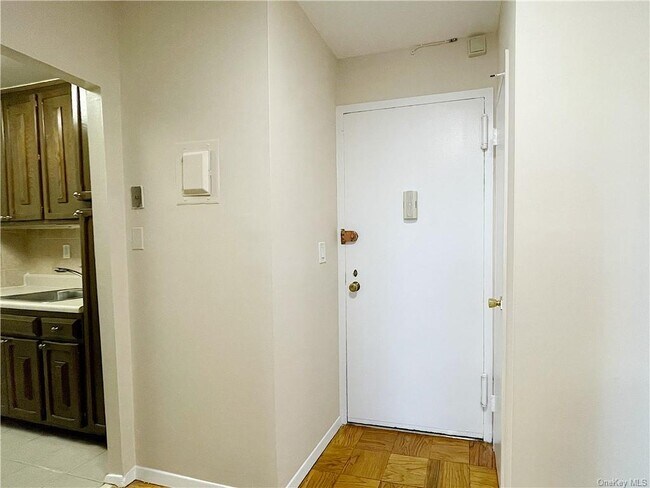 Building Photo - 2 Old Mamaroneck Rd