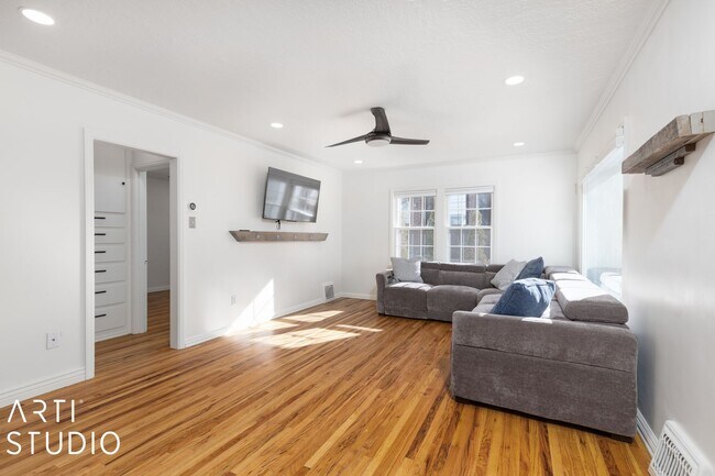 Foto del edificio - Coming Early July – Charming East Bench Ho...